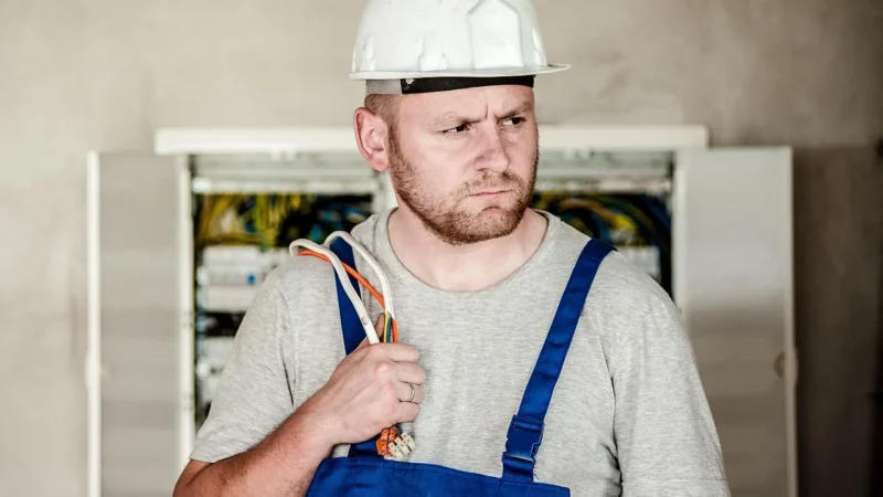 Jakie są zalety i wady odzieży roboczej marki Snickers na budowę?